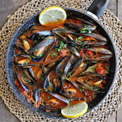 Spanish Mussels Recipe With Paprika &amp; Tomatoes