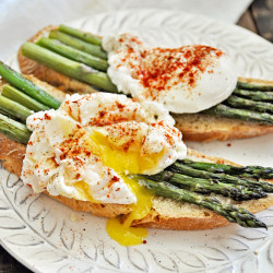 Spanish Asparagus With Poached Eggs