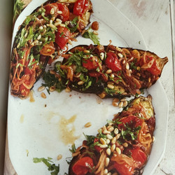 Gebakken aubergines met zoetzure tomaten