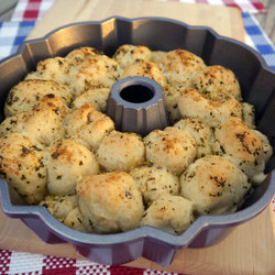 Garlic, Feta &amp; Pesto Pull Apart Bread