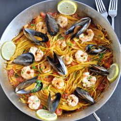 One-Pot Saffron Spaghetti With Shrimp &amp; Mussels Recipe