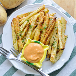 Oven-Baked Garlic Fries With Spicy Paprika Aioli