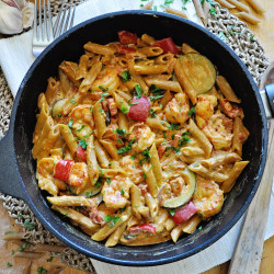 One-Pan Creamy PASTA With SHRIMP &amp; VEGETABLES