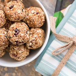 Healthy &quot;no-bake&quot; Banana Oat Bites