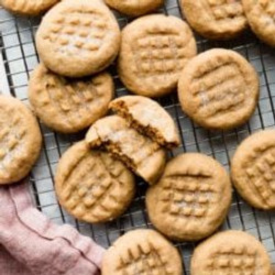 Soft &amp; Thick Peanut Butter Cookies