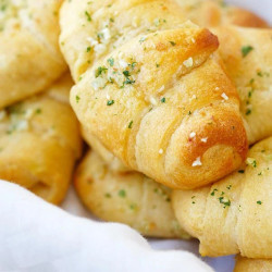 Garlic Butter Cheesy Crescent Rolls