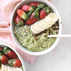 Creamy Vanilla Matcha Oatmeal Recipe (gluten-free)