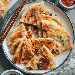 Chinese Scallion Pancakes (葱油饼)