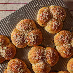 Cacio E Pepe Clover Rolls