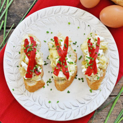 Scrambled Egg Montaditos With Roasted Peppers &amp; Goat Cheese