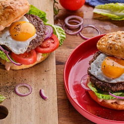 Beef-Burger Mit Spiegelei Und Selbstgemachten Brioche-Buns
