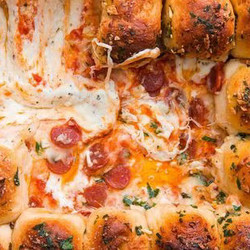 Pull-apart Garlic Bread Pizza Dip