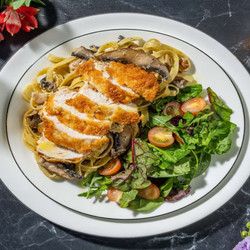 Krispig Kyckling Och Tryffel-carbonara Med Färsk Tagliatelle Och Grönsallad