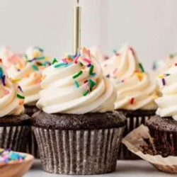 Chocolate Cupcakes With Vanilla Buttercream Frosting