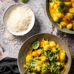 Gnocchi Met Pompoen-spinaziesaus En Parmezaankrullen