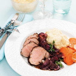 Helstekt Fläskfilé Med Balsamicobakad Rödlök Och Jordärtskockspuré