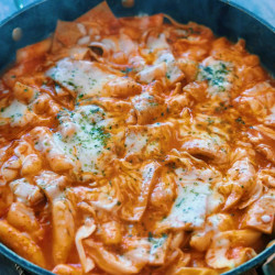 Spicy Cheesy Korean Rice Cakes - Tteokbokki (20 Minutes!)