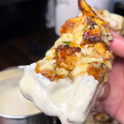 Viral Chicken Alfredo Garlic Bread