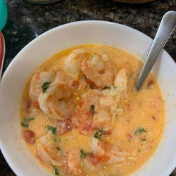 Brazilian shrimp stew (moqueca de camarones)