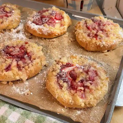 Strawberry Custard Crumble Buns (bakery-style With Cream Cheese Filling!)