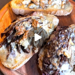 Crostone Con Gorgonzola Dop, Radicchio E Noci