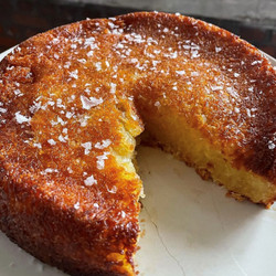 Bolo de macaxeira, coco e maracuja