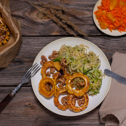 Karamellisierter Kürbis Mit Walnüssen Und Sahnigem Spitzkohl