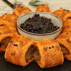 Ravneet Gill’s Piggy Sausage Roll Wreath