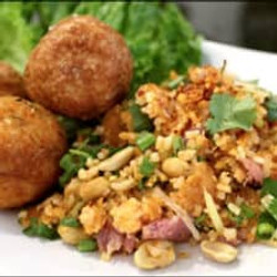 Rice &amp; Sausage Salad ยำแหนมข้าวทอด  (yum Naem Kao Tod)