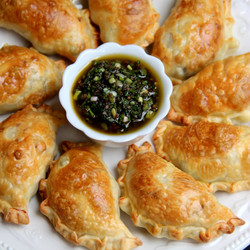 Empanadas Végétariennes Aux Asperges, Fèves, Petits Pois Et Fromage De Chèvre