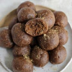 Healthy Gingerbread Energy Bites