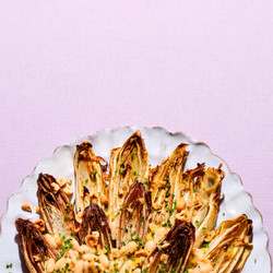 Geroosterde lof, witte boontjes &amp; warme hazelnootvinaigrette