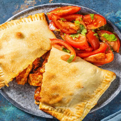 Kip-empanada Met Cheddar  Met Tomaten-koriandersalade