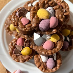 4 Ingredient Mini-egg Chocolate Crispy Cups