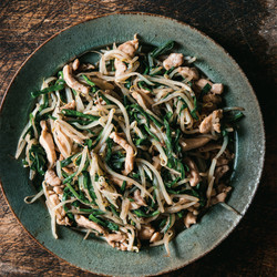 Bean Sprout Stir-Fry with Chicken and Garlic Chives
