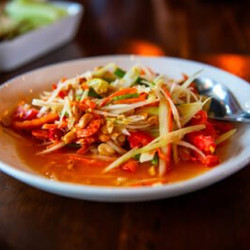 Recette Thaï Salade De Papaye Verte Aux Cacahuètes, Haricots Longs Et Piments