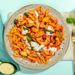 Pasta met mozzarella, kip en tomaten-roomsaus