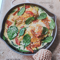 Kip in parmezaanroomsaus met spinazie en zongedroogde tomaatjes