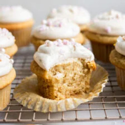 One Bowl Perfect Vegan Vanilla Cupcakes- Keeps Moist For 4 Days!