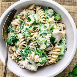 Healthy Chicken Alfredo With Broccoli