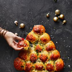 Keto Mozzarella Bread Tree With Garlic Butter