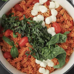 One Pot Caprese Pasta