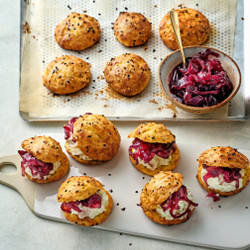 Gougères Met Romige Roquefort &amp; Rode-uiencompote