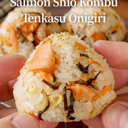 Onigiri au saumon grillé, au konbu salé et au tenkasu