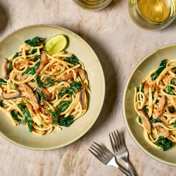 Ottolenghi Comfort: Linguine met misoboter, shiitakes en spinazie
