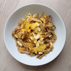 Huevos Rotos Con Níscalos Y Patatas