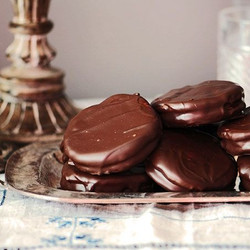 Alfajores De Chocolate (argentine Chocolate-dulce De Leche Sandwich Cookies)