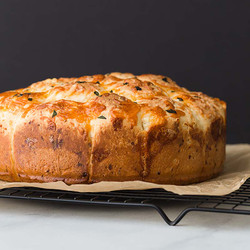 Cheesy Garlic Pull-apart Rolls (+video)