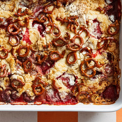 4-ingredient Strawberry Dump Cake