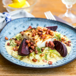 Torskrygg Med Stuvad Kål Och Bacon
